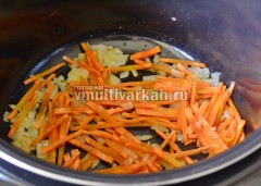 Добавьте морковь и обжарьте вместе с луком