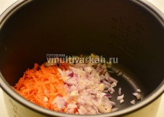 В чашу налить масло и выложить лук с морковью