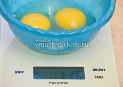 В миску разбиваем 2 яйца