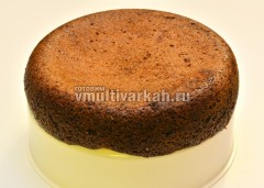 Готовый шоколадный кекс вынуть из чаши на форму для варки на пару