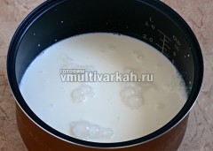 Молоко вылить в чашу