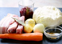 Подготовьте мясо, овощи и специи для борща