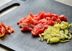 Измельчить замороженные томаты без кожи и болгарский перец