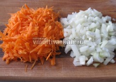 Очистите и измельчите лук с морковью