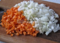 Очистите и измельчите морковь с луком