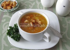 Подавайте суп с гренками и зеленью