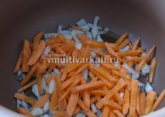 Лук с морковью выложить в чашу и добавить растительное масло