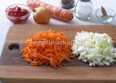Помыть и измельчить лук и морковь