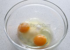 Яйца взбейте с сахаром