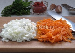 Измельчите лук и морковь