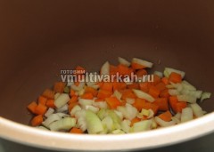 На растительном масле обжарьте лук и морковь