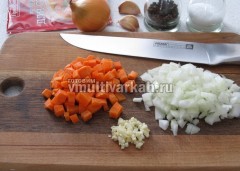 Измельчите лук, морковь и чеснок