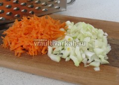 Измельчите лук и морковь, обжарьте