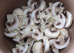 Через 5-7 минут добавьте чеснок и грибы