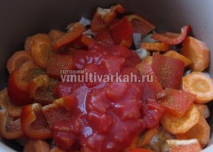 Последними добавьте томаты и включите тушение на полчаса