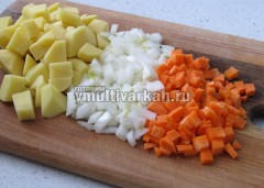Нарезать лук, морковь и  картофель