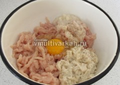 Перекрутите на мясорубке филе, хлеб и лук, добавьте яйцо, соль, перец
