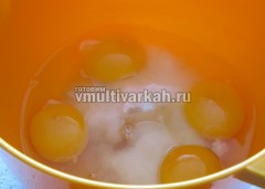 Яйца с сахаром смешать в миску