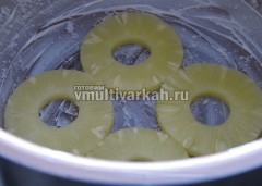 Чашу смазать маслом и выложить кольца ананаса