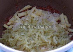 Выложите картофель, рис и натертые соленые огурцы