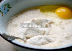 В миску с просеянной мукой добавить яйцо, соль и вспененные дрожжи