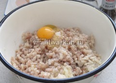 Пропустите филе, лук и батон через мясорубку, добавьте яйцо, соль и перец, отправьте на 15 минут в холодильник
