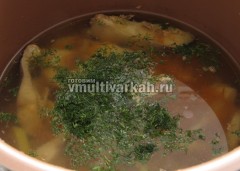 В готовый рыбный суп добавьте свежую зелень
