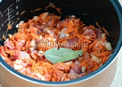 Сложить в чашу мясо, лук, морковь, соус и лавровый лист