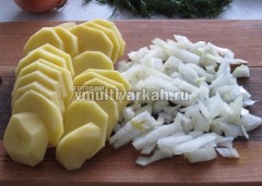 Измельчите очищенный лук и картофель