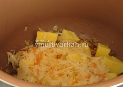 Выложите вчашу картофель и квашеную капусту