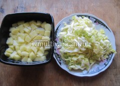 Нарезаем картофель и капусту