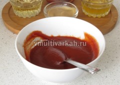 Из томатной пасты, меда и горчицы приготовьте соус