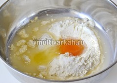 В миску насыпьте муку, соль, яйцо и воду