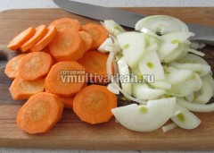 Очистите и измельчите овощи