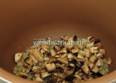 Добавьте грибы и обжарьте до выпаривания жидкости