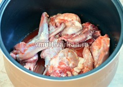 Мясо кролика замариновать в чаше с томатным соком, солью и специями