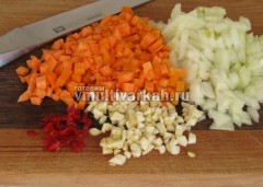 Мелко нарежьте лук, морковь, чеснок и перец чили
