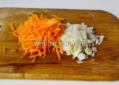 Для риса нарежьте лук мелко и натрите морковь