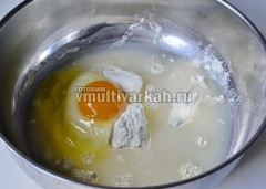 В просеянную муку вбейте яйцо и влейте воду с солью