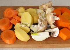Нарежьте овощи и грибы