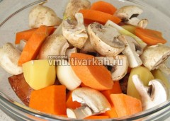 Выложите овощи в миску к мясу и хорошо все перемешайте