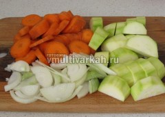 Измельчите лук, морковь и кабачок