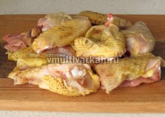 Курицу нарежьте порционными кусками