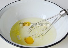 Яйца, молоко и растительное масло взбейте венчиком
