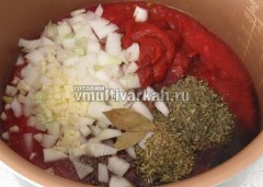 Помидорную массу, томатную пасту, лук, чеснок и все специи выложите в чашу