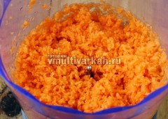 Очищенную морковь измельчите в блендере или на терке