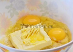 Добавьте яйца и мягкое масло