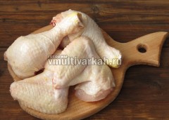 Курицу помойте и разрежьте на порционные куски