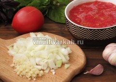 Для соуса измельчить лук, чеснок, томаты, базилик