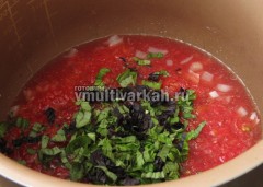 Влить томатный сок или пюре из томатов, добавить соль, перец, базилик и дать закипеть